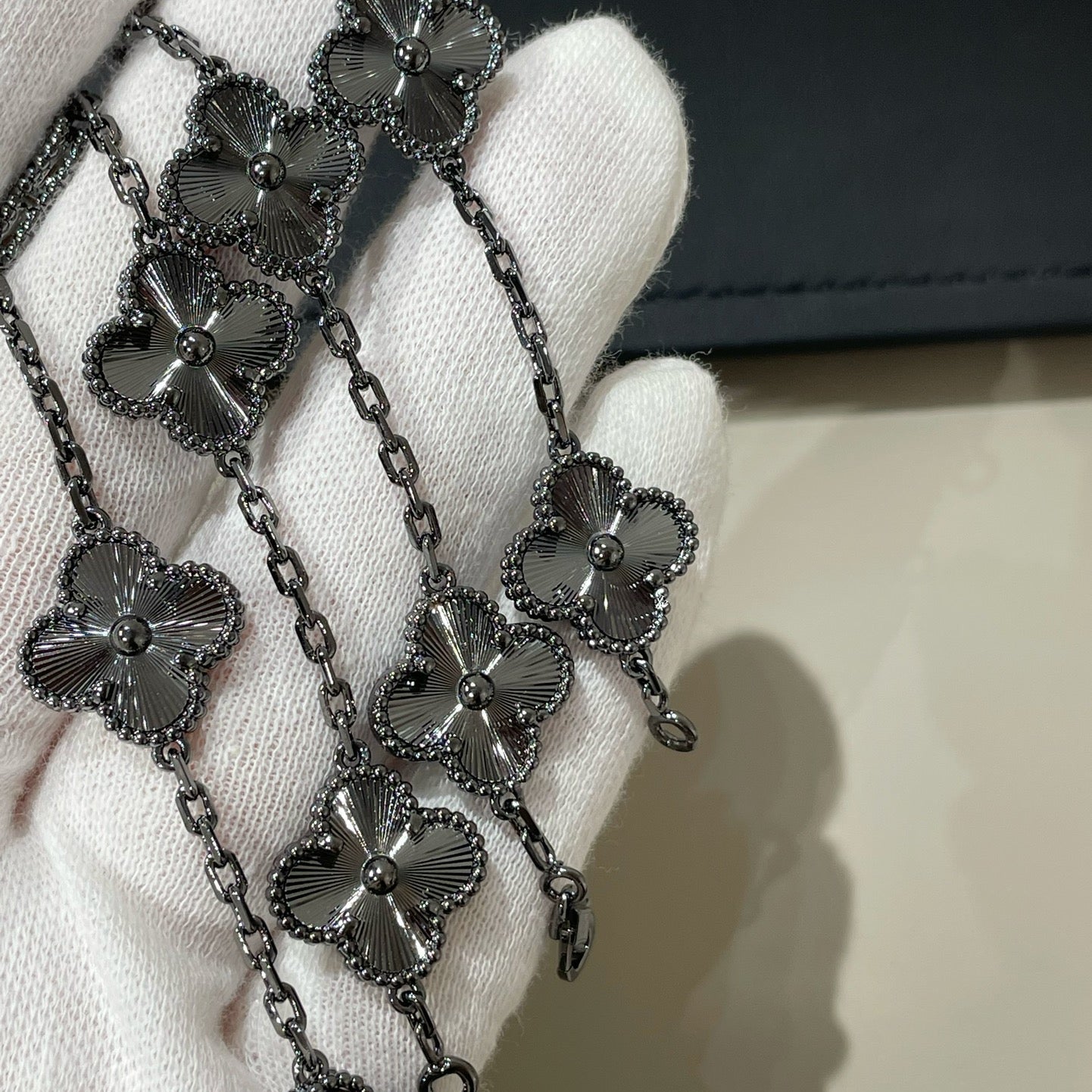 [Everoly JW] CLOVER 5 MOTIF BLACK BRACELET