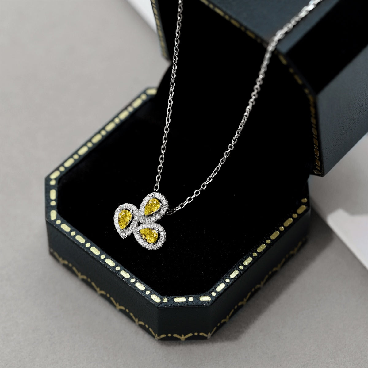 [Olivia JW]Elegant Flower Shape Pear Cut Necklace