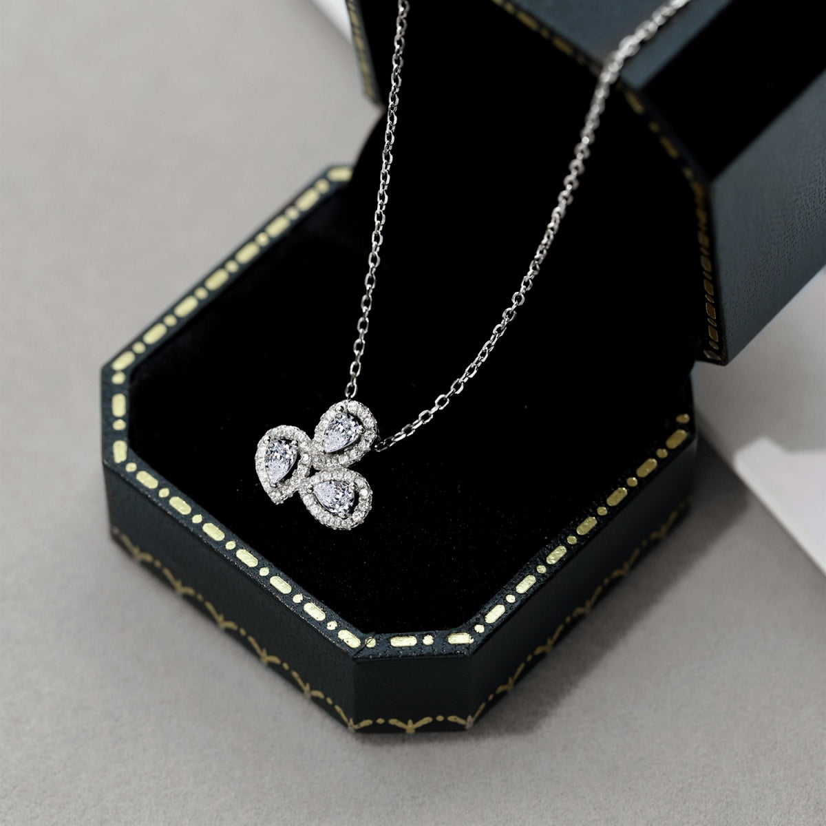 [Everoly JW]Elegante Halskette in Blumenform mit Birnenschliff