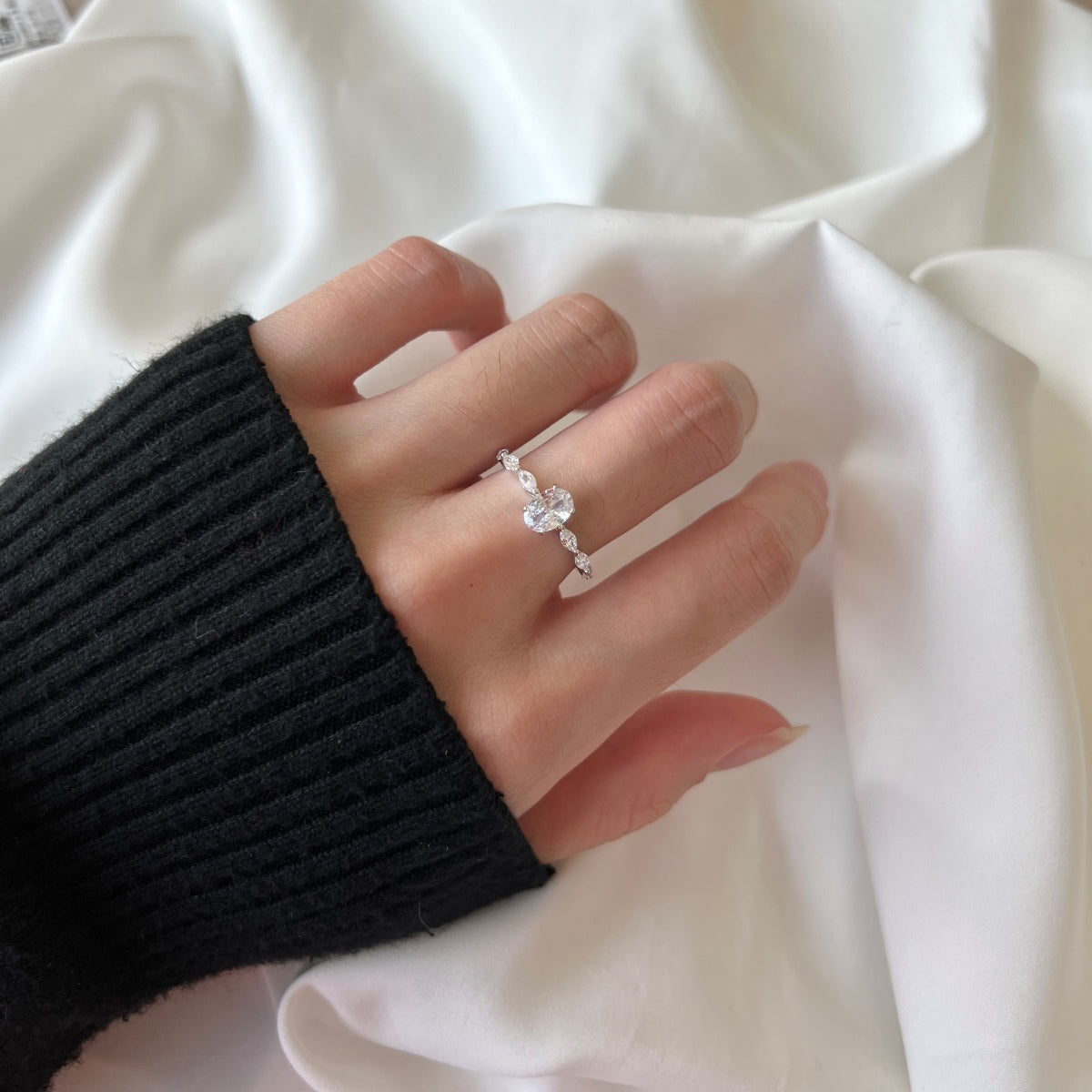 [Olivia JW]0.75 Carat Luxurious Vibrant Elongated Cushion Cut Daily Ring