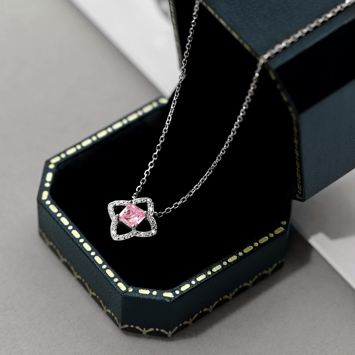 [Everoly JW]Exquisite Halskette in Blumenform mit Prinzessschliff