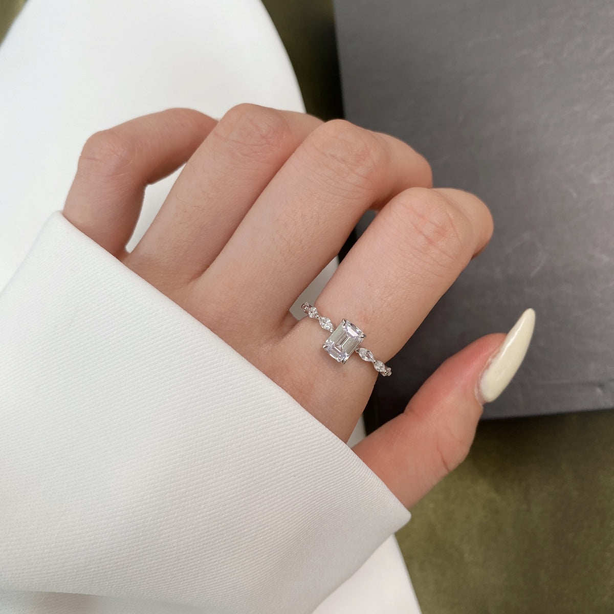 [Olivia JW]1.0 Carat Dainty Resplendent Radiant Cut Daily Ring