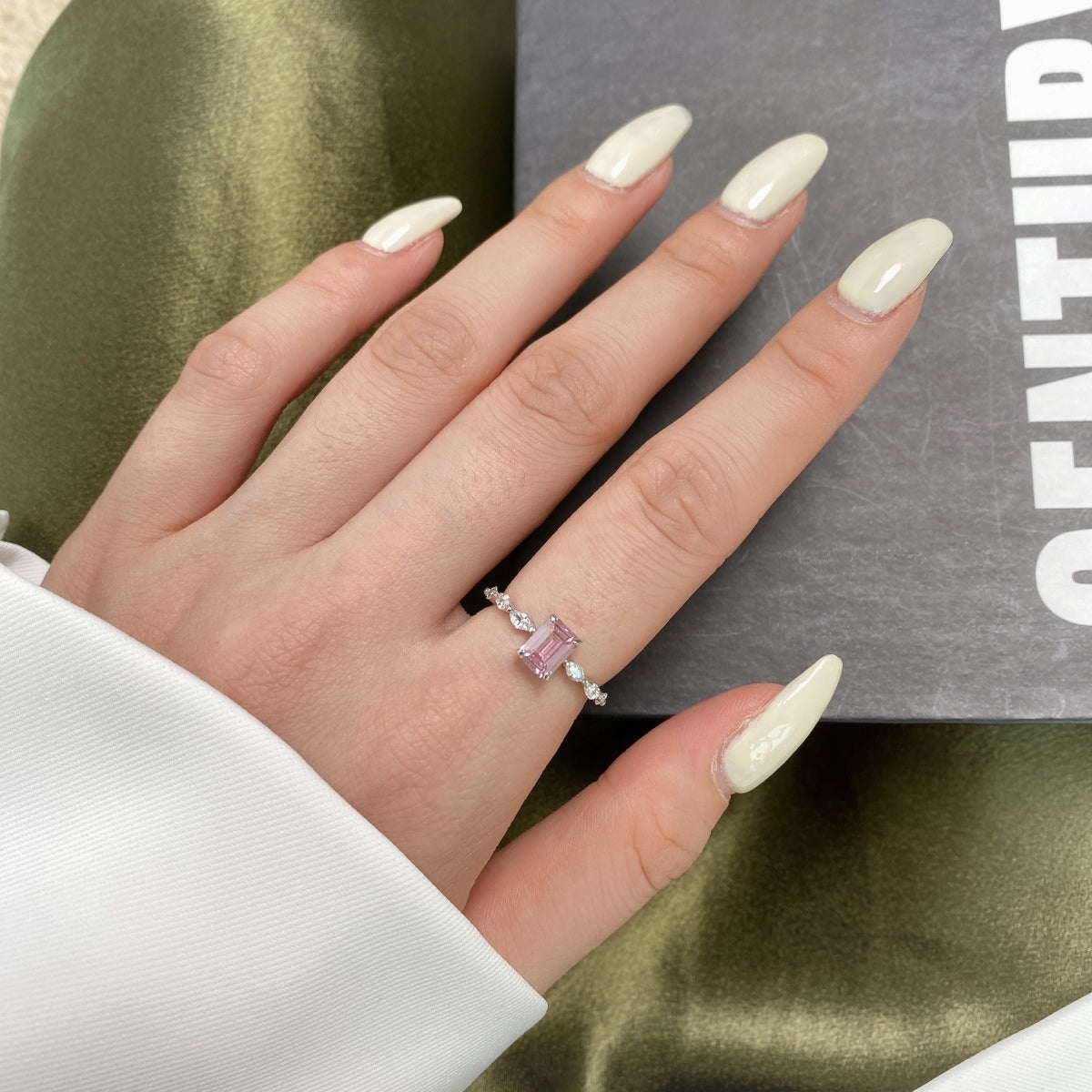 [Olivia JW]1.0 Carat Dainty Resplendent Radiant Cut Daily Ring