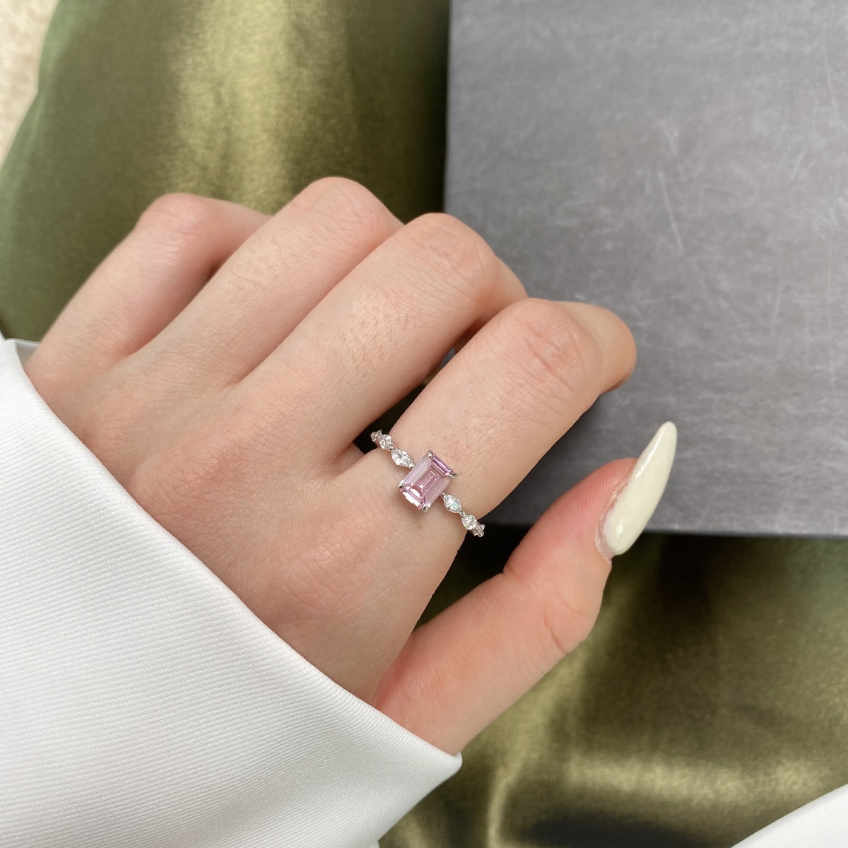 [Olivia JW]1.0 Carat Dainty Resplendent Radiant Cut Daily Ring
