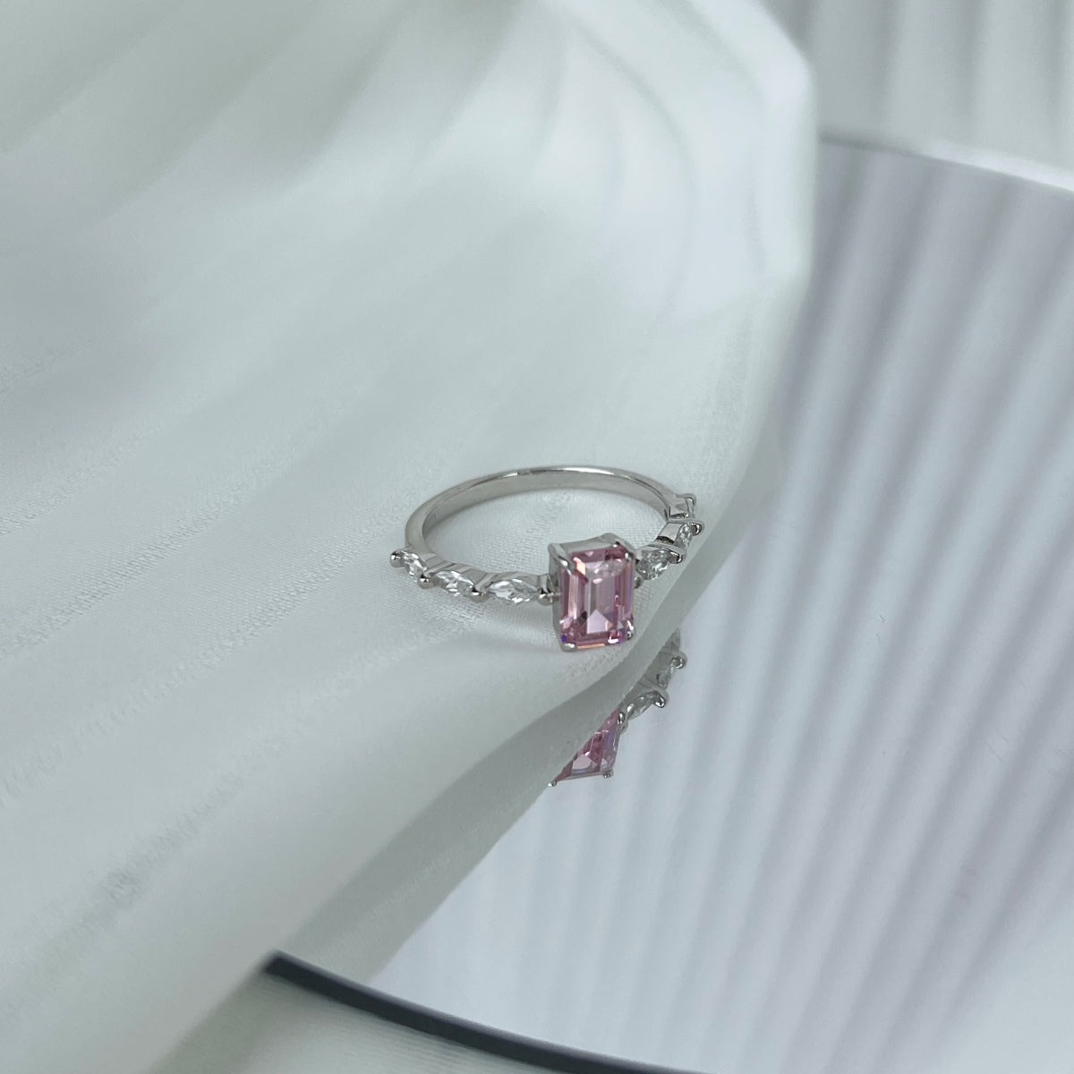 [Olivia JW]1.0 Carat Dainty Resplendent Radiant Cut Daily Ring