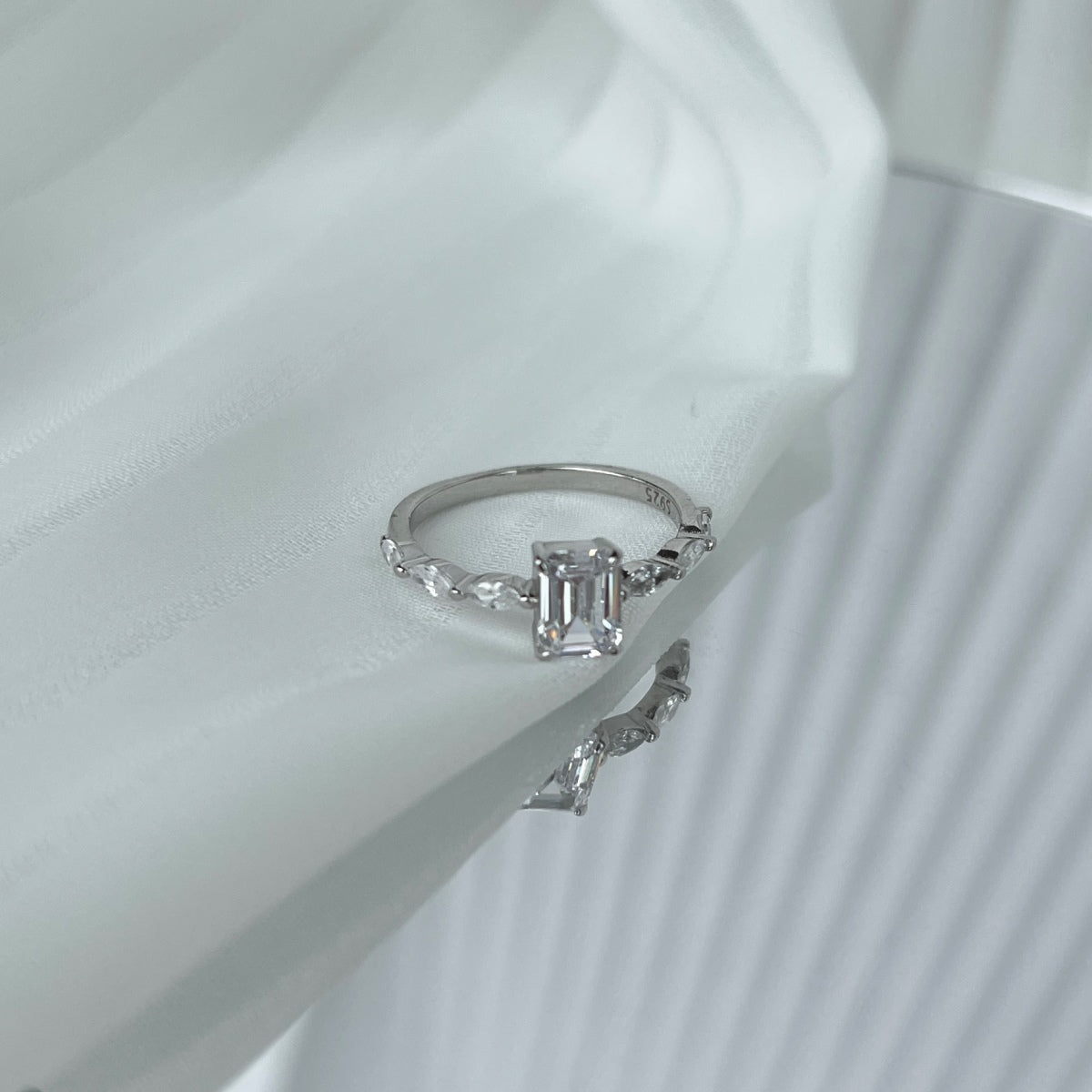 [Olivia JW]1.0 Carat Dainty Resplendent Radiant Cut Daily Ring