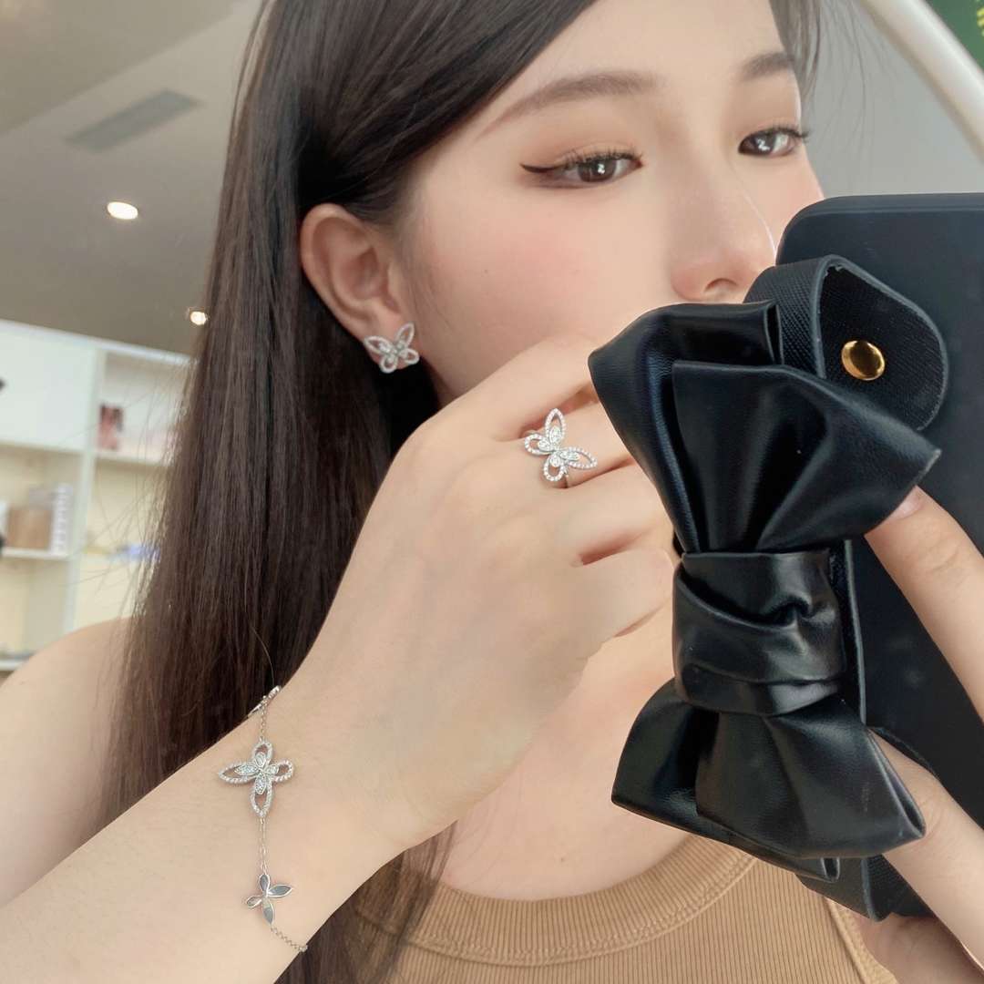 [Olivia JW]Delicate Butterfly Pendant Bracelet