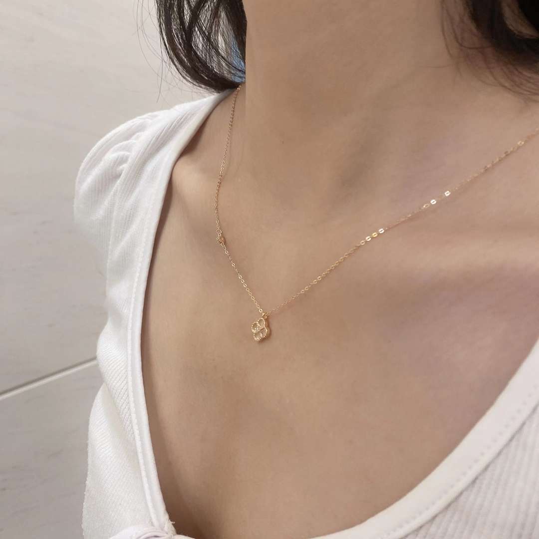 [Olivia JW]Delicate Flower Shape Necklace