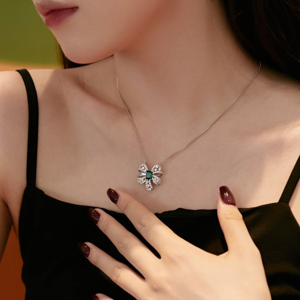 [Olivia JW]Luxurious Flower Shape Emerald Cut Necklace