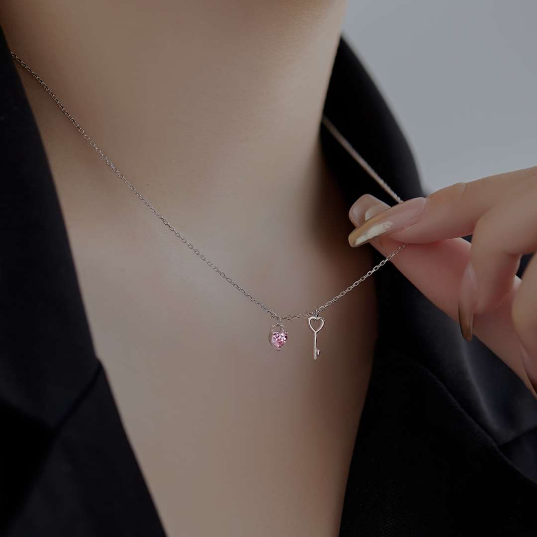 [Olivia JW]Unique Heart Shape Key Pendent Necklace