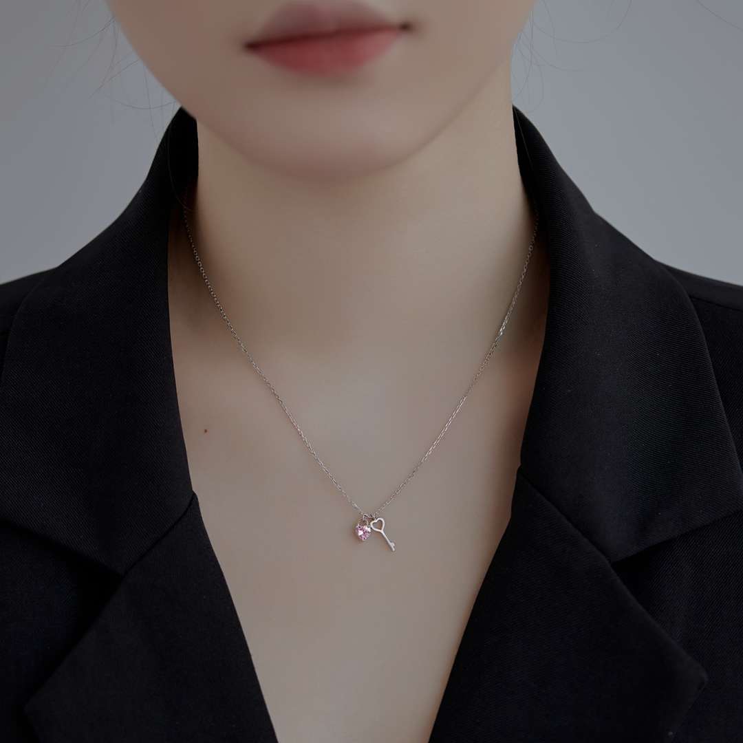 [Olivia JW]Unique Heart Shape Key Pendent Necklace