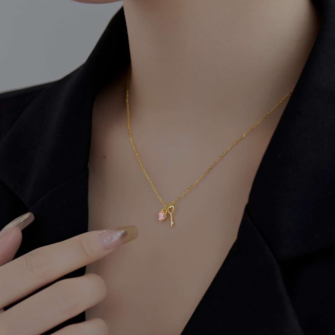[Olivia JW]Unique Heart Shape Key Pendent Necklace