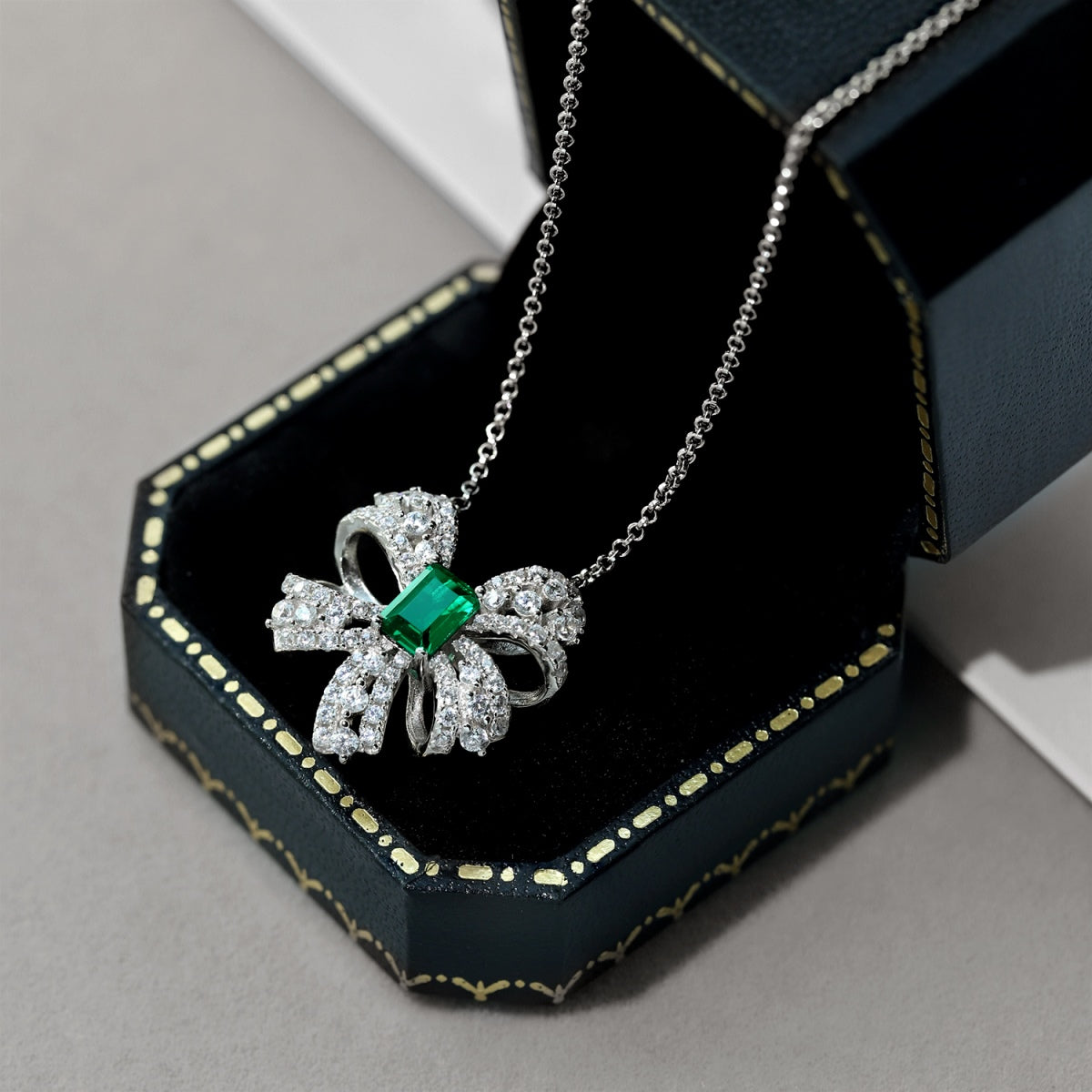 [Olivia JW]Luxurious Flower Shape Emerald Cut Necklace