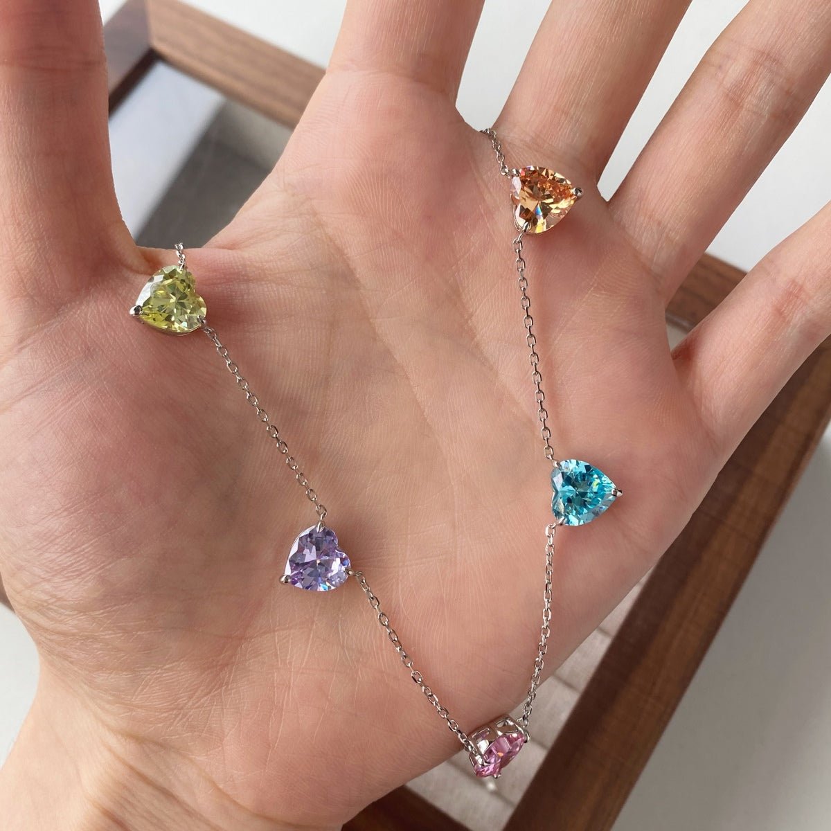 [Everoly JW]キラキラ輝くカラフルハートカットネックレス