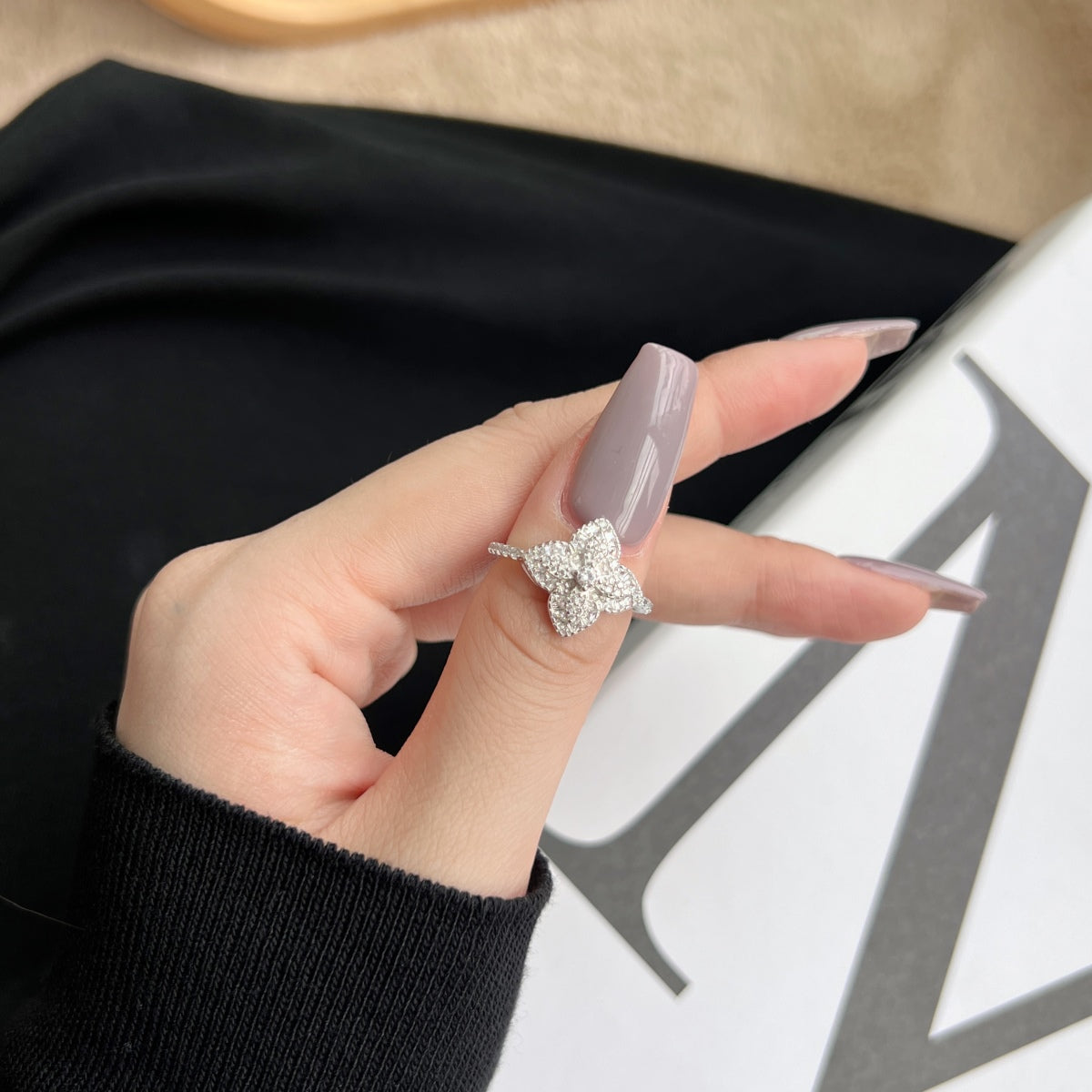 [Olivia JW]Luxurious Colorful Flower Shape Banquet Ring