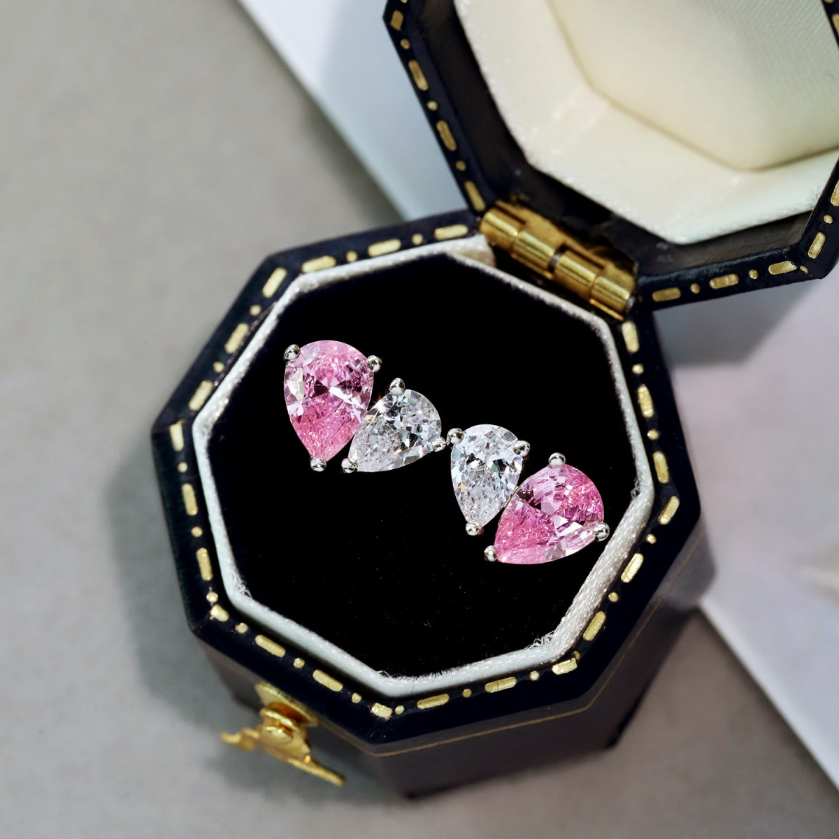 [Olivia JW]Dazzling Elegant Heart Cut Lover Earrings