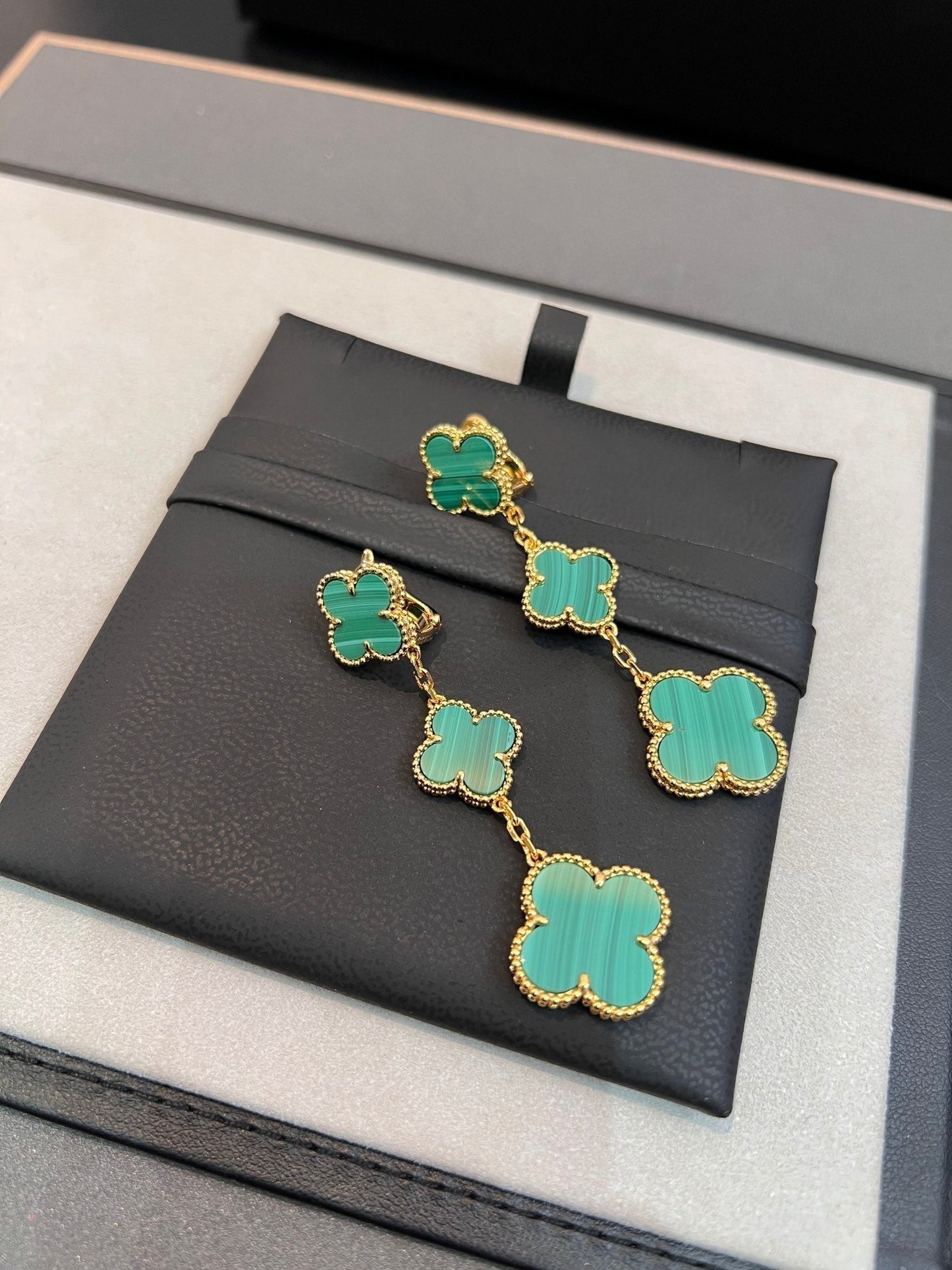 [Olivia JW]CLOVER MALACHITE 3 MOTIFS GOLD