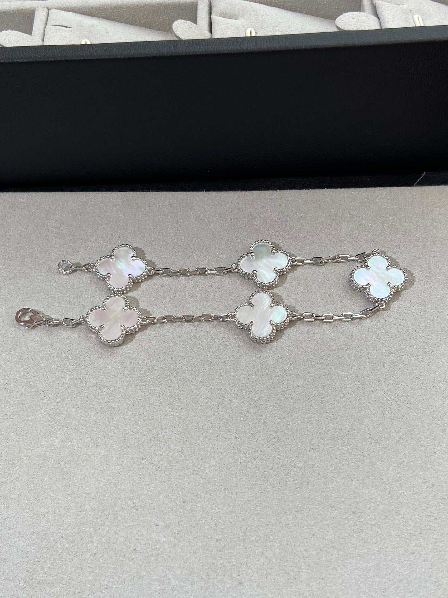 [Everoly JW] CLOVER WHITE PEARL MOP 5 MOTIF BRACELET COLLECTION