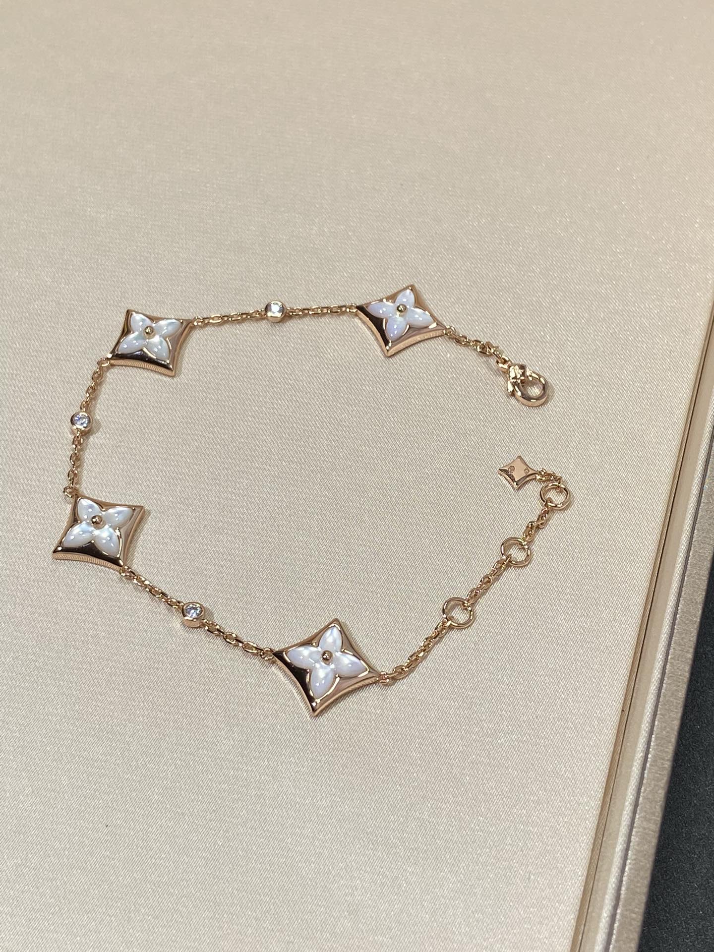 [Everoly JW]Armband mit Sternmotiv und vier Mops-Diamanten in Roségold
