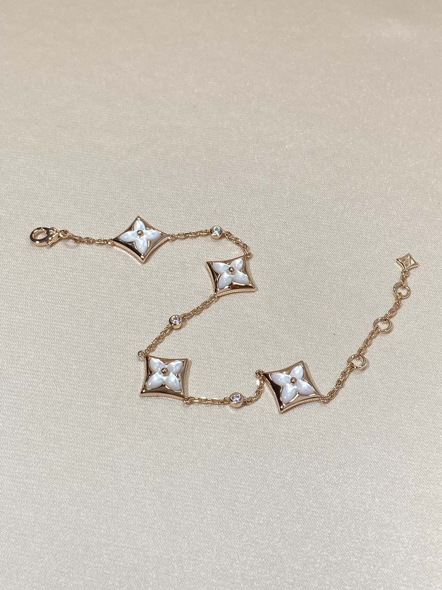 [Everoly JW]Armband mit Sternmotiv und vier Mops-Diamanten in Roségold