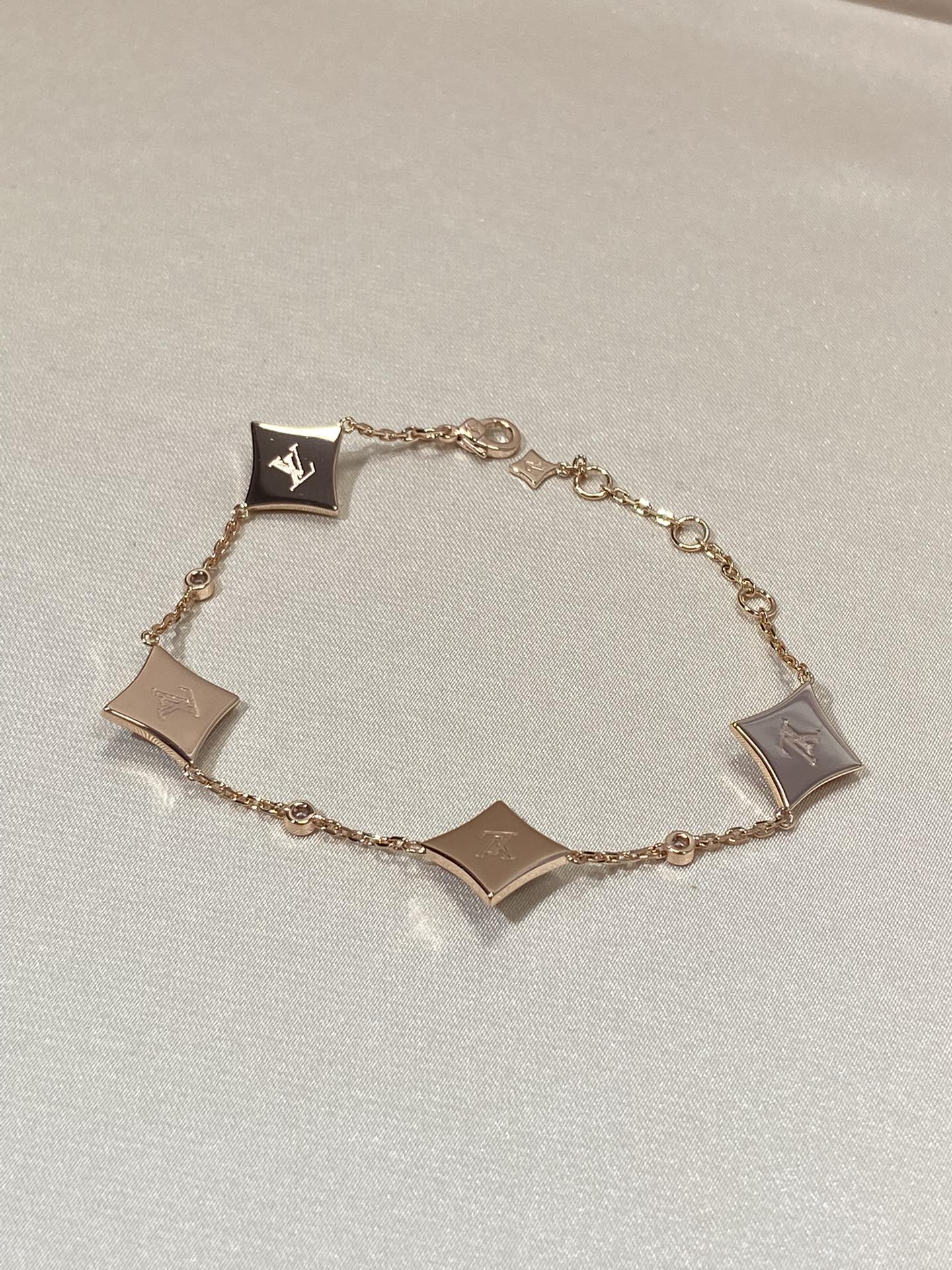 [Everoly JW]Armband mit Sternmotiv und vier Mops-Diamanten in Roségold