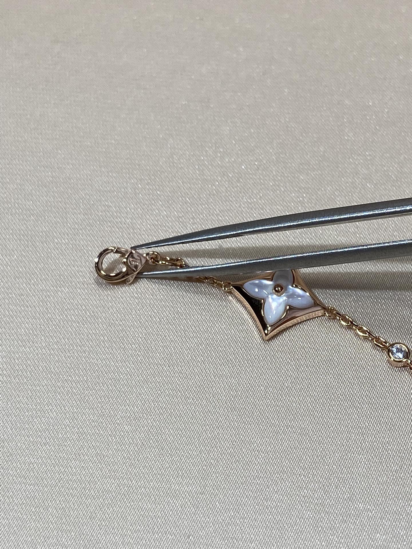 [Everoly JW]Armband mit Sternmotiv und vier Mops-Diamanten in Roségold