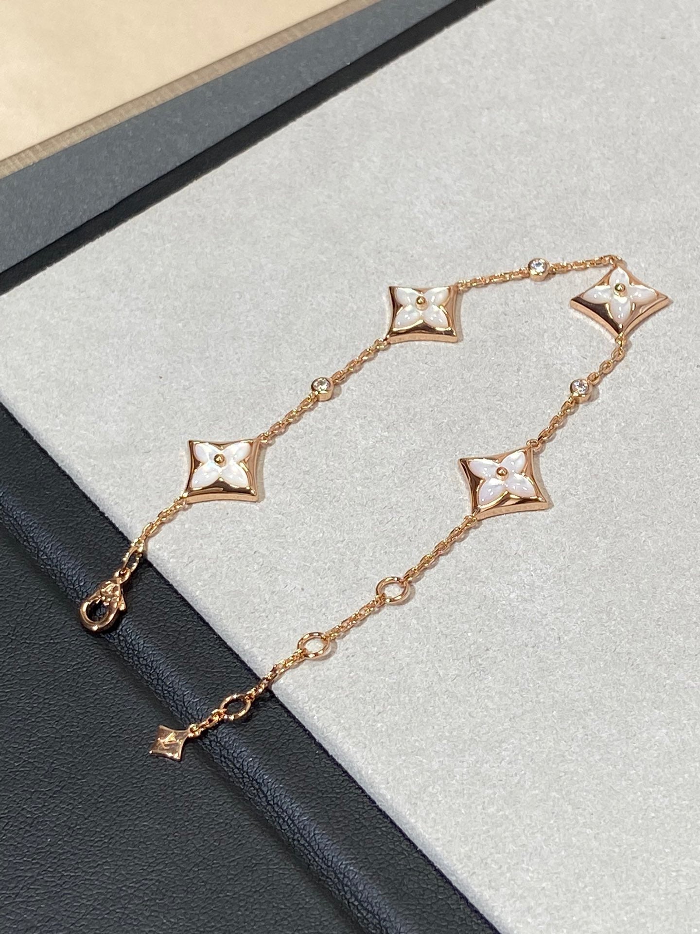 [Everoly JW]Armband mit Sternmotiv und vier Mops-Diamanten in Roségold