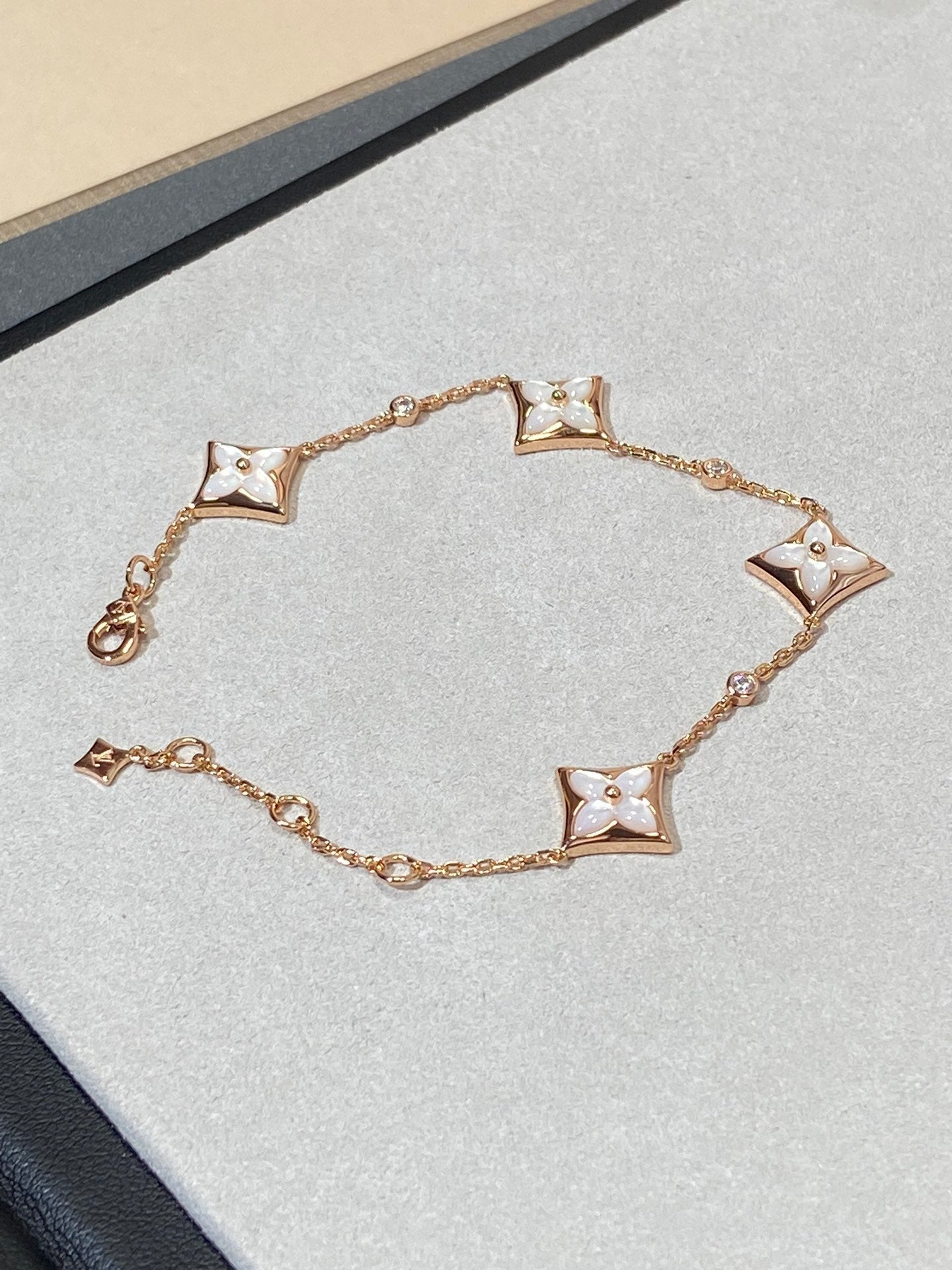 [Everoly JW]Armband mit Sternmotiv und vier Mops-Diamanten in Roségold