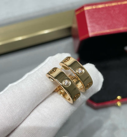 [エバリー JW]LOVE 5.5mm 1ダイヤモンドピアス