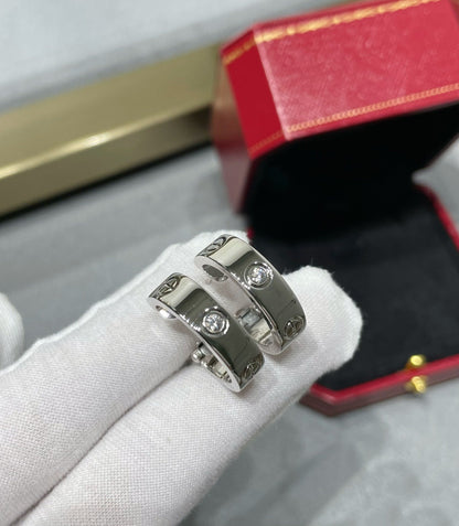 [エバリー JW]LOVE 5.5mm 1ダイヤモンドピアス