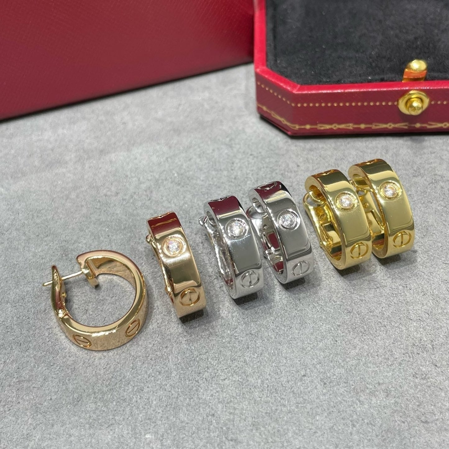 [エバリー JW]LOVE 5.5mm 1ダイヤモンドピアス