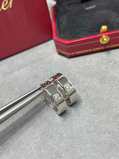 [エバリー JW]LOVE 5.5mm 1ダイヤモンドピアス