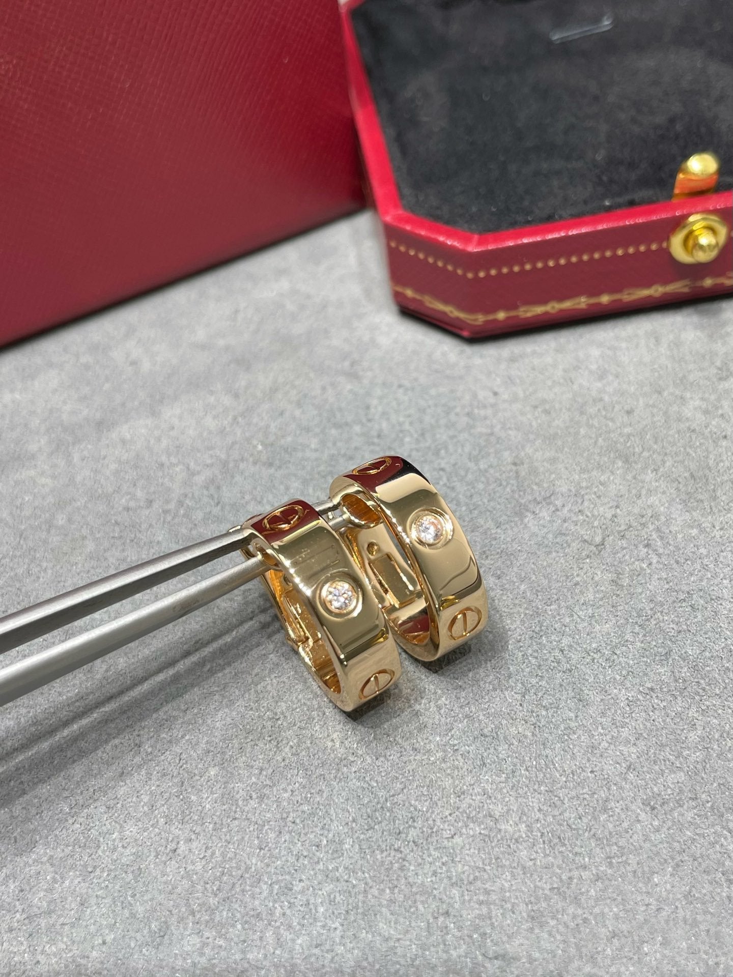 [エバリー JW]LOVE 5.5mm 1ダイヤモンドピアス