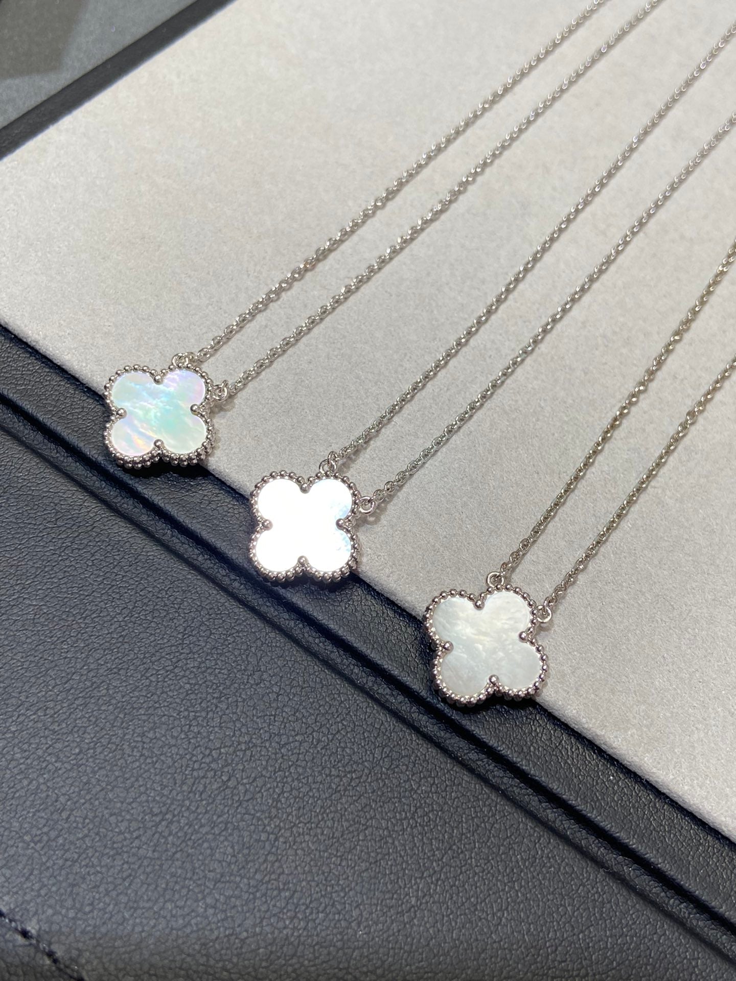 [Olivia JW]CLOVER MEDIUM SILVER WHITE MOP NECKLACE