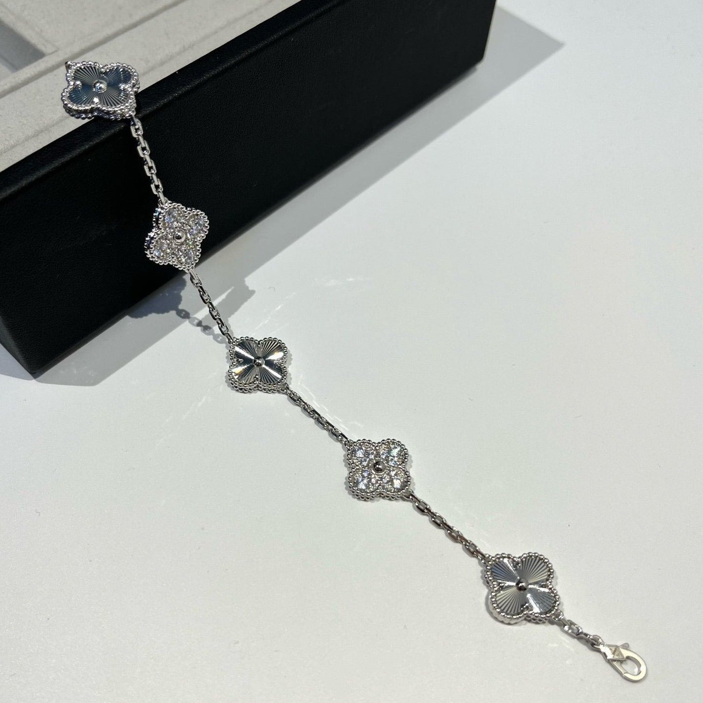 [Everoly JW]  CLOVER 5 MOTIF LASER BRACELET COLLECTION