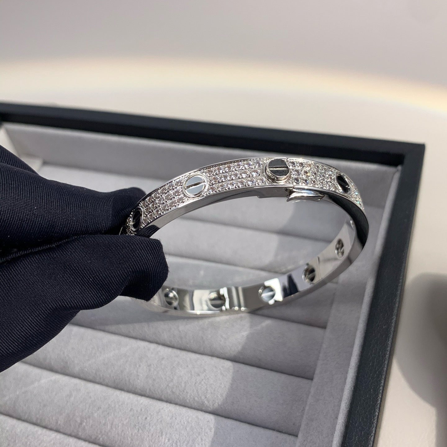 [Everoly JW] LIEBESARMBAND 6,1 MM DIAMANTBESATZTE KERAMIK 