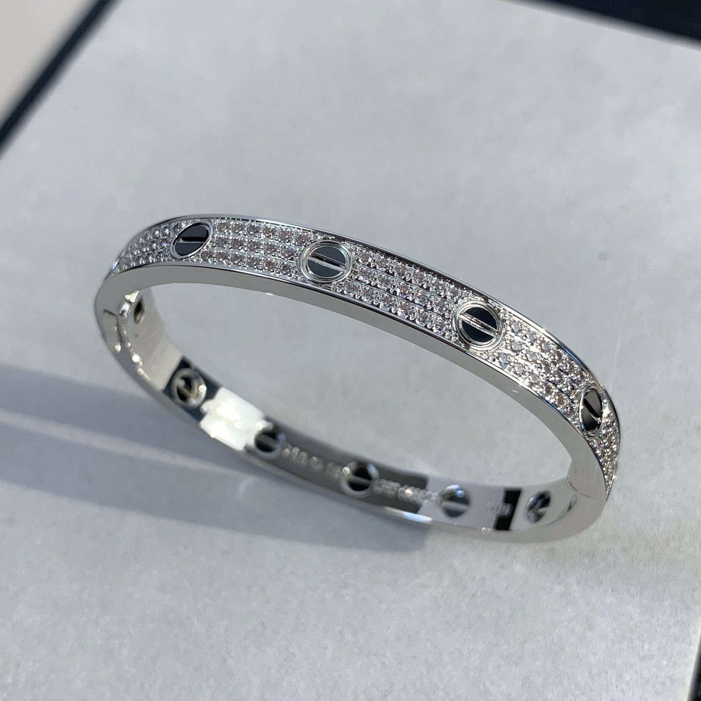 [Everoly JW] LIEBESARMBAND 6,1 MM DIAMANTBESATZTE KERAMIK 