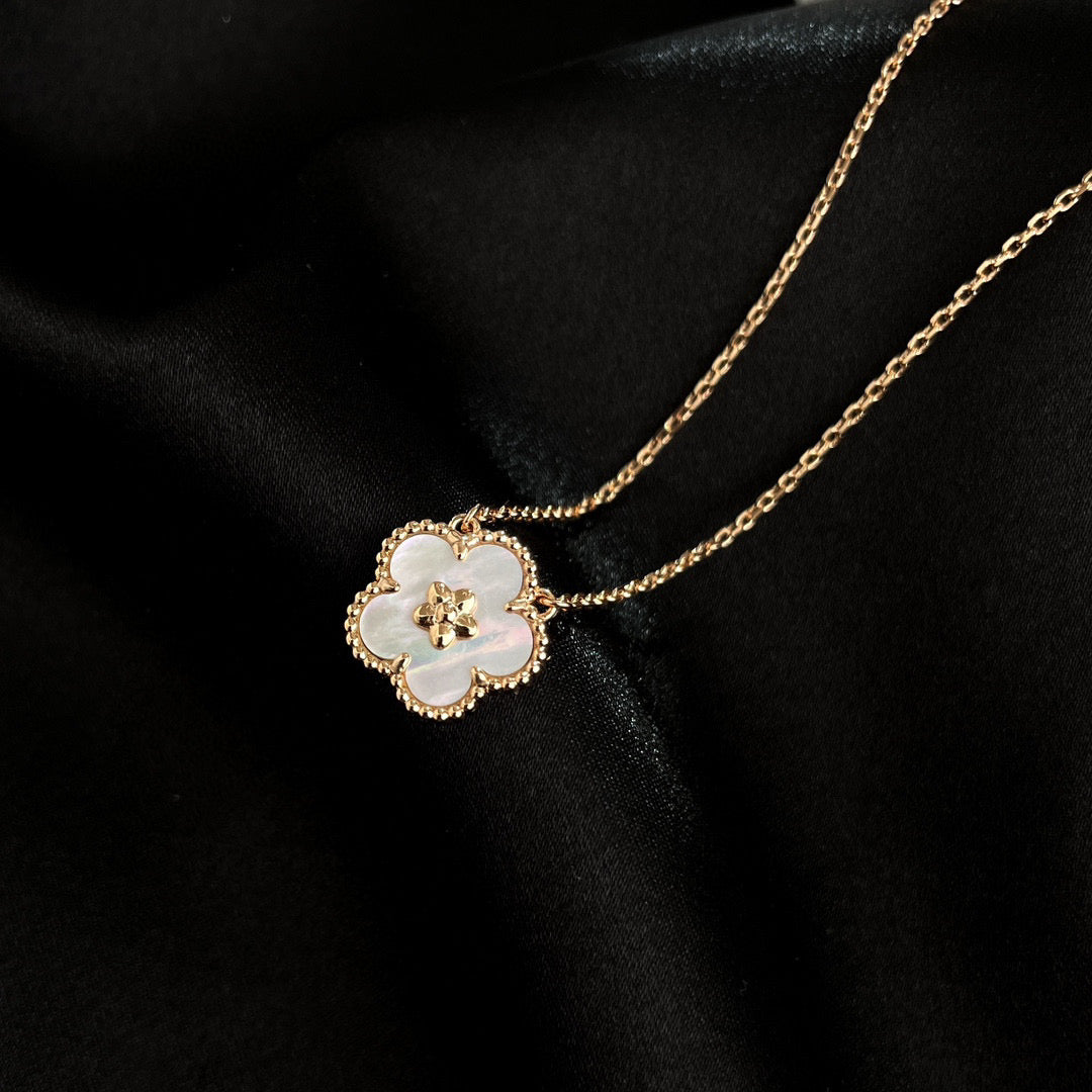 [Olivia JW]LUCKY  WHITE MOP  PLUM BLOSSOM NECKLACE