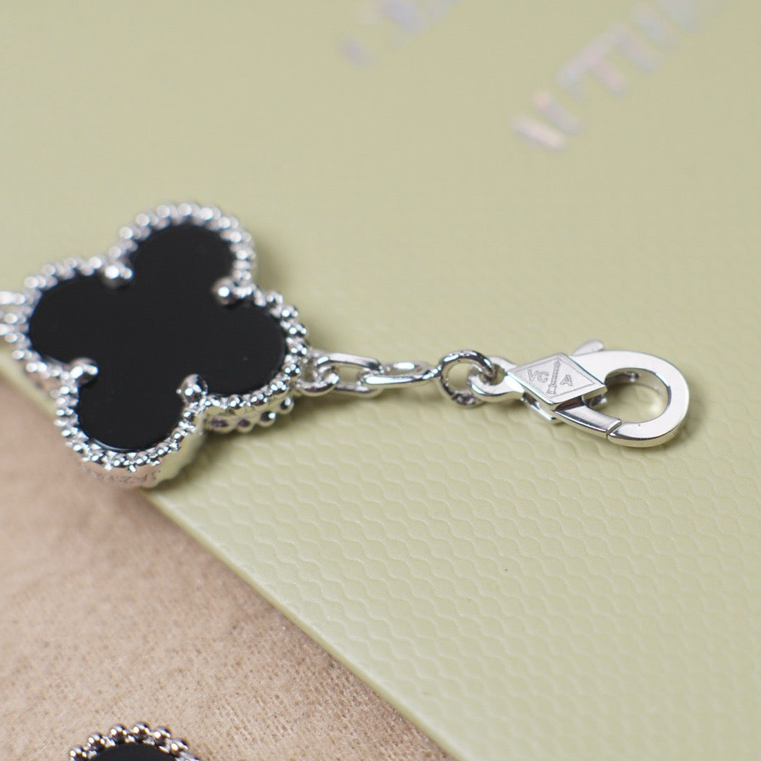 [Everoly JW]  CLOVER 5 MOTIF ONYXS BRACELET COLLECTION