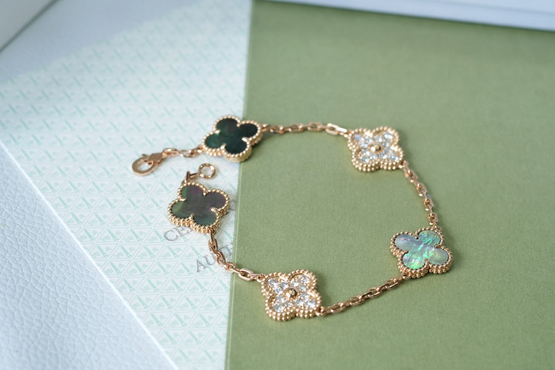 [Everoly JW]  CLOVER 5 MOTIF GRAY MOP BRACELET COLLECTION