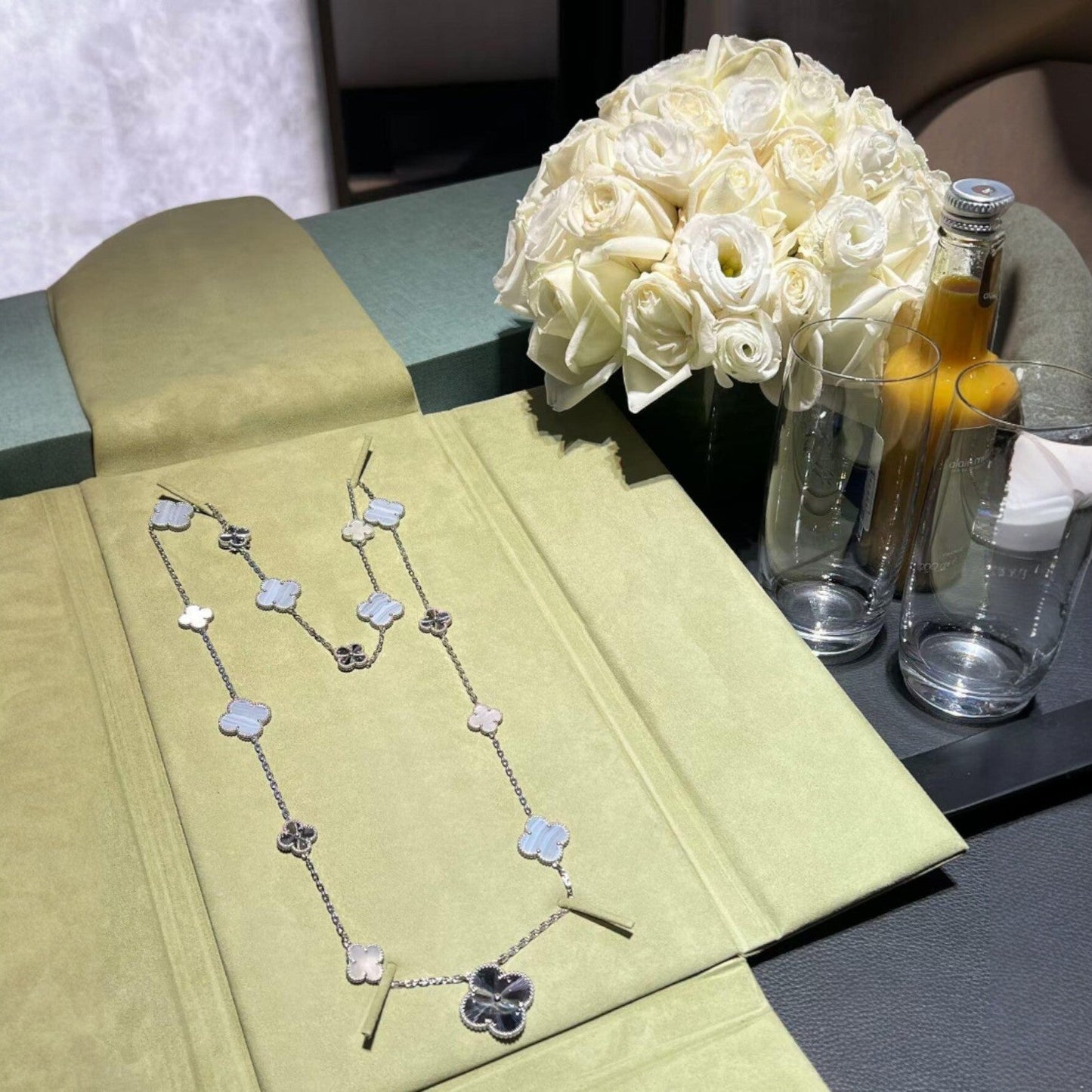 [Everoly JW]DETACHABLE CLOVER 15(11+4) FLOWER SILVER NECKLACE SET